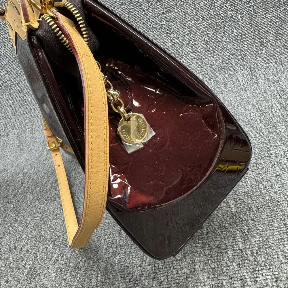 LOUIS VUITTON Brea Amarante Monogram Vernis Handbag 699-072225